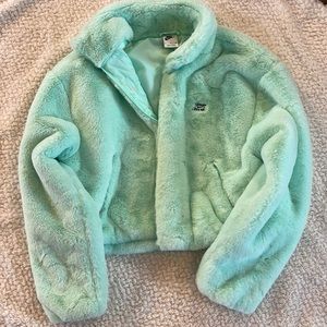 Brand new Nike sweater, size small. Crop top